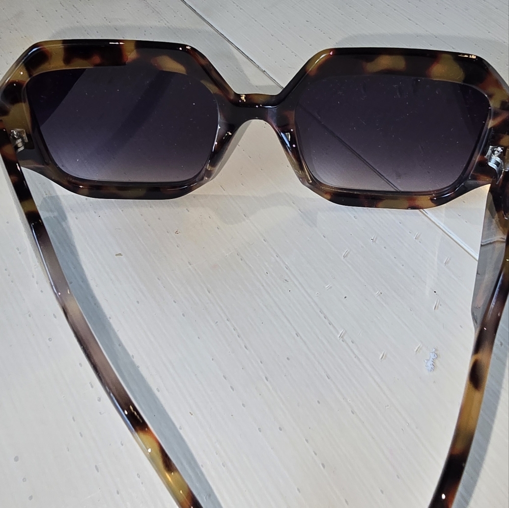 Tortoise Shell Sunglasses - Picture 5 of 5